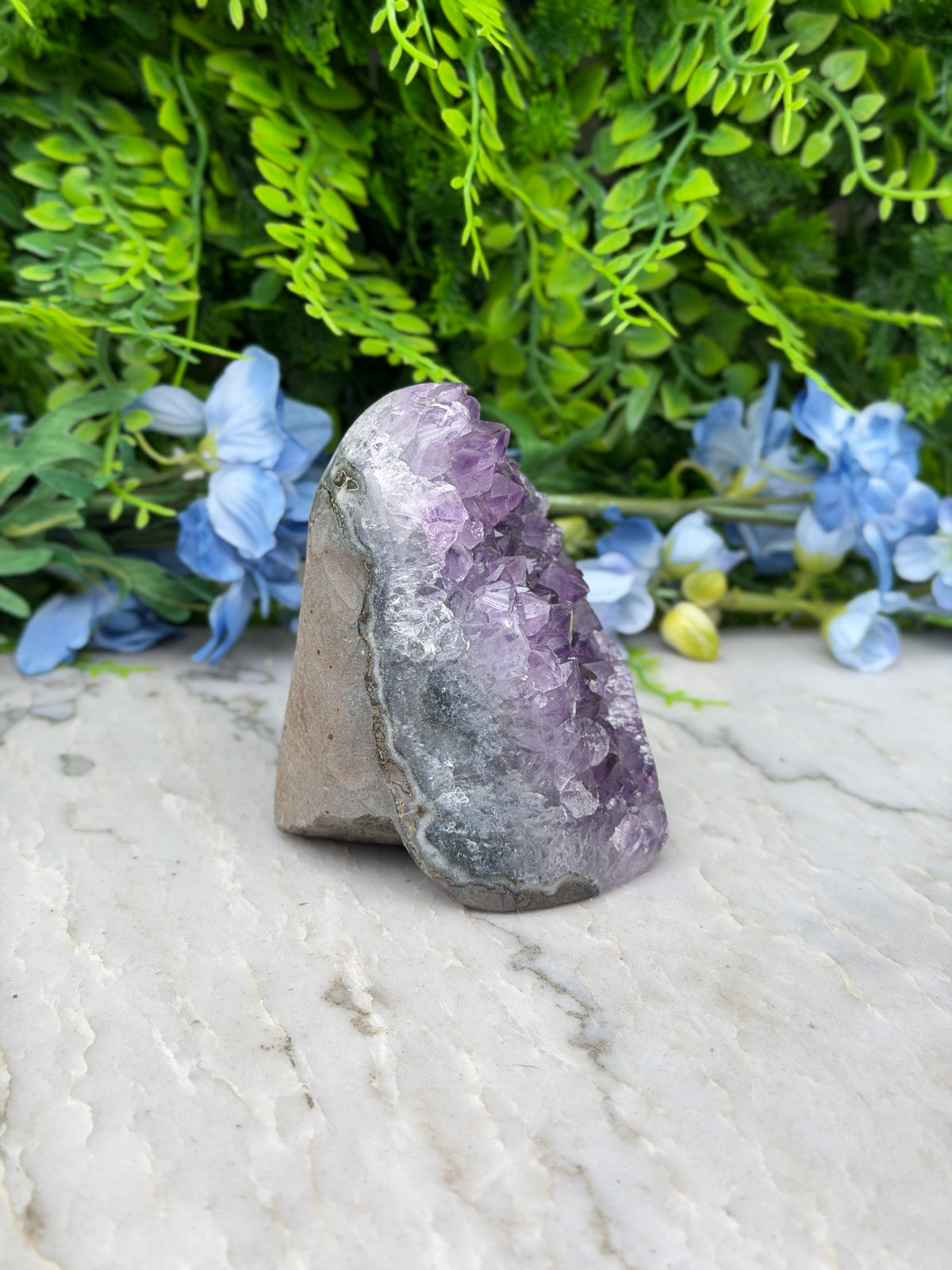 Amethist (Uruguay) cluster cut base (504 gr/9 cm)
