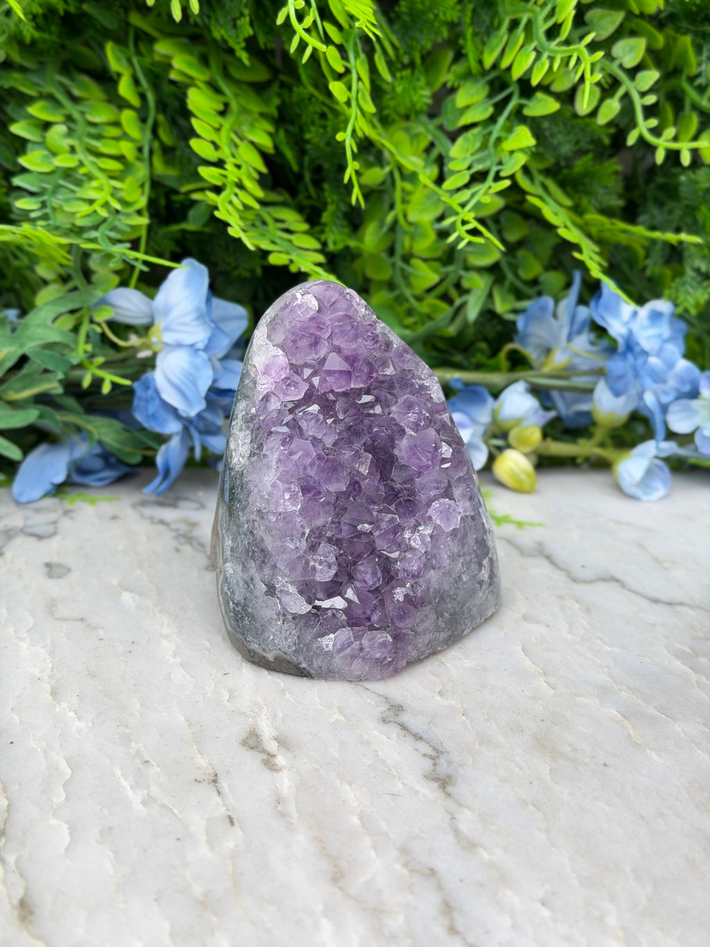 Amethist (Uruguay) cluster cut base (504 gr/9 cm)