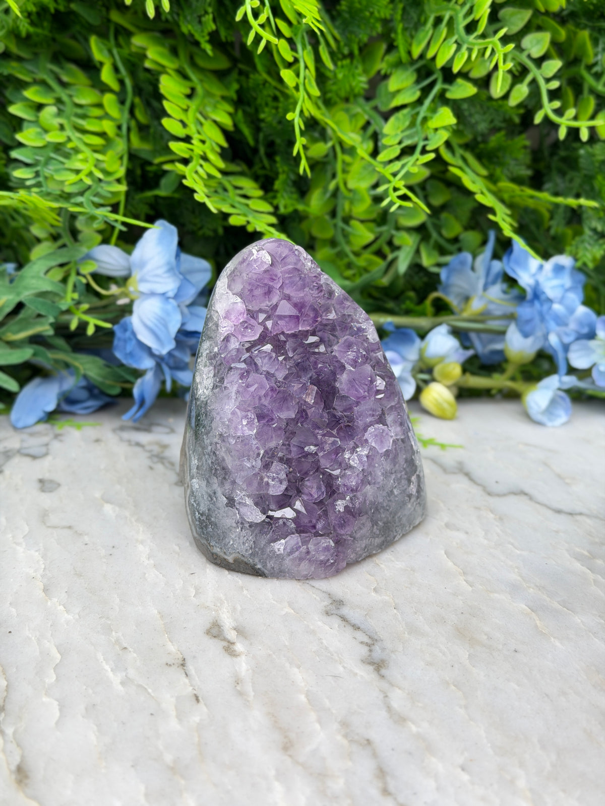 Amethist (Uruguay) cluster cut base (504 gr/9 cm)