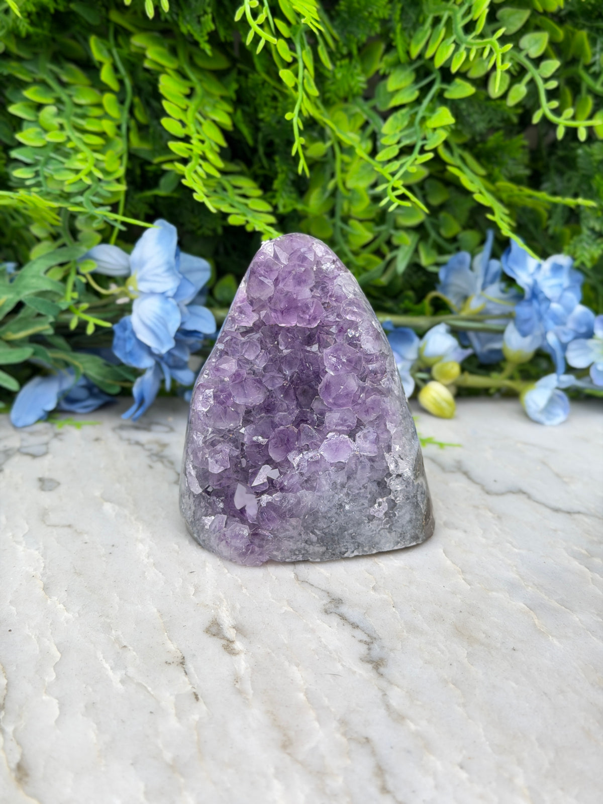 Amethist (Uruguay) cluster cut base (504 gr/9 cm)