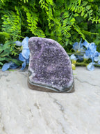 Amethist (Uruguay) cluster cut base (494 gr/9 cm)