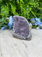 Amethist (Uruguay) cluster cut base (494 gr/9 cm)