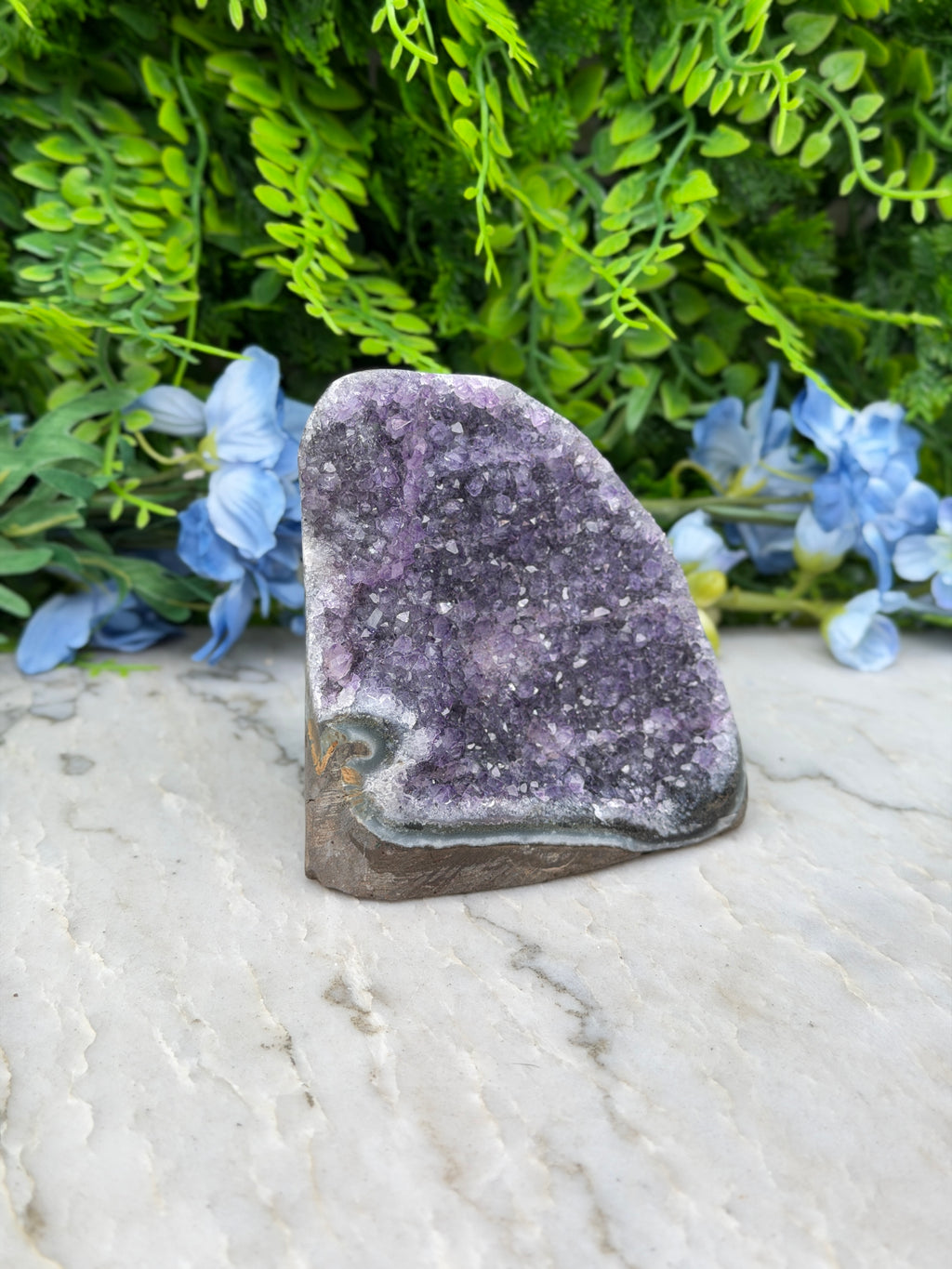 Amethist (Uruguay) cluster cut base (494 gr/9 cm)