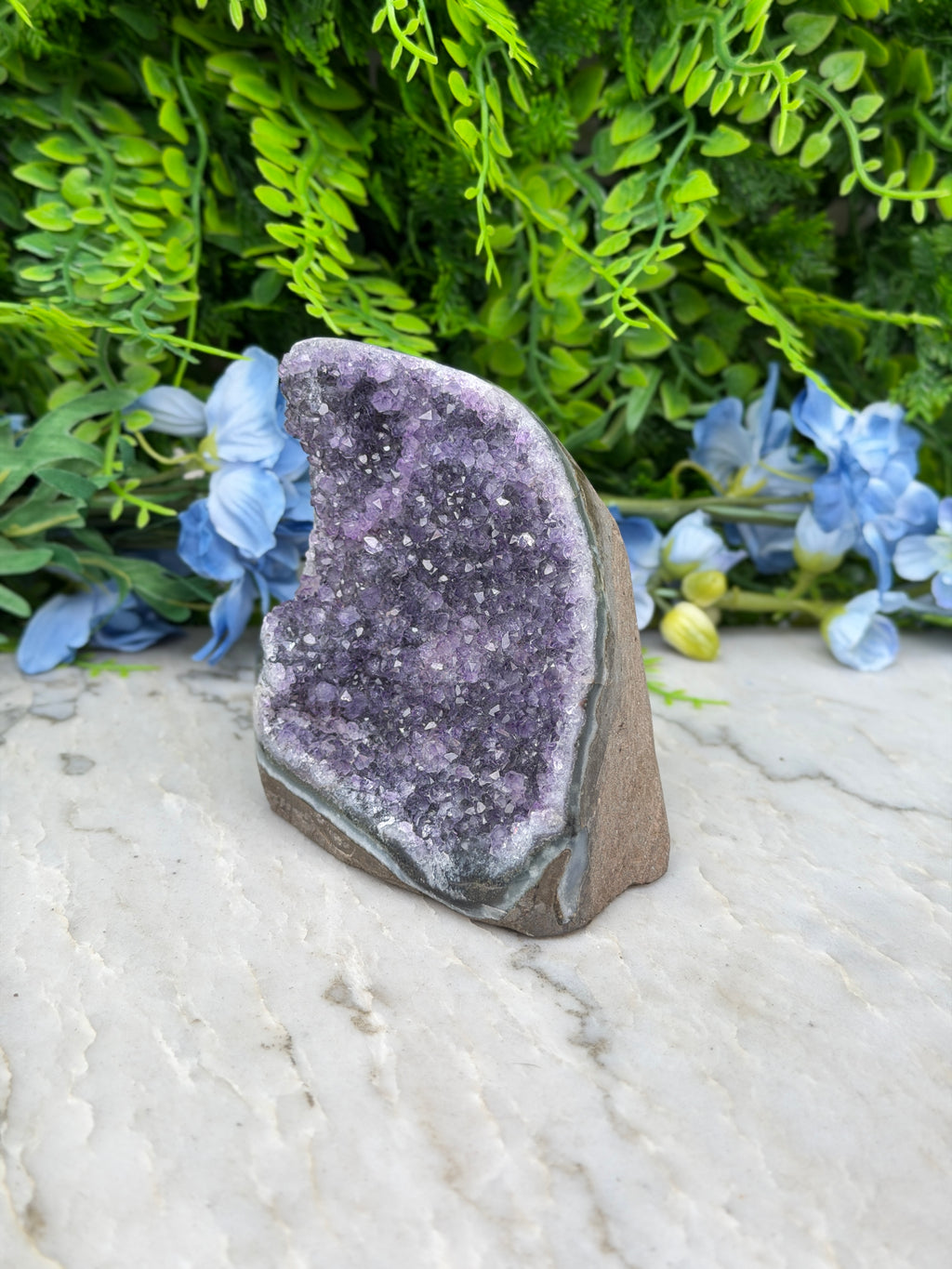Amethist (Uruguay) cluster cut base (494 gr/9 cm)