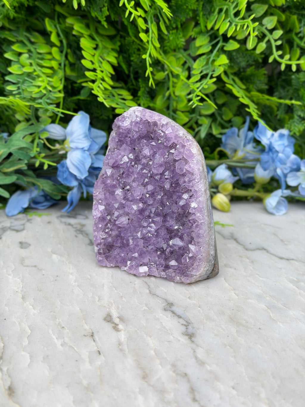 Amethist (Uruguay) cluster cut base (576 gr/9 cm)
