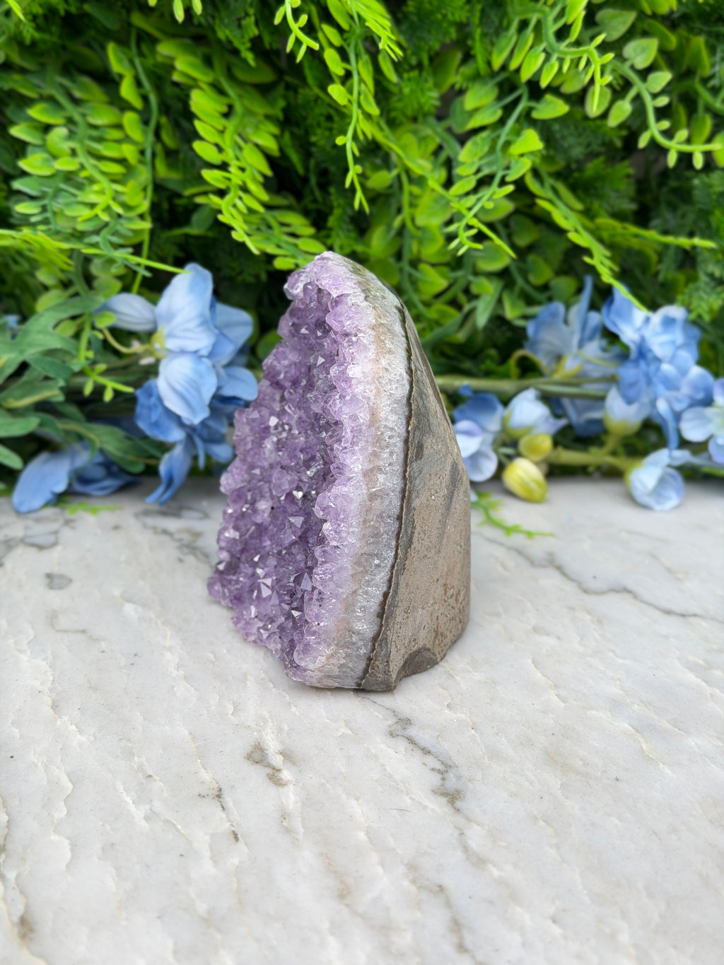 Amethist (Uruguay) cluster cut base (576 gr/9 cm)