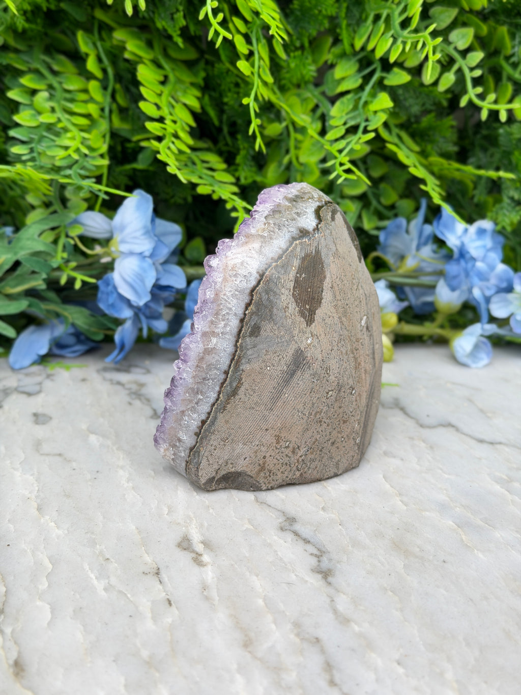 Amethist (Uruguay) cluster cut base (576 gr/9 cm)
