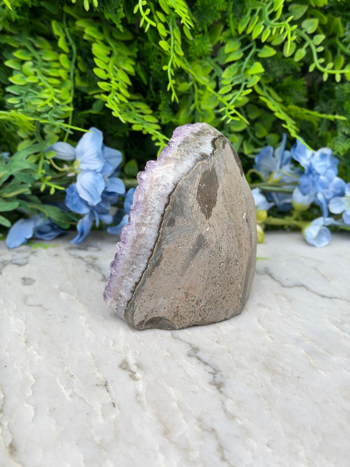 Amethist (Uruguay) cluster cut base (576 gr/9 cm)