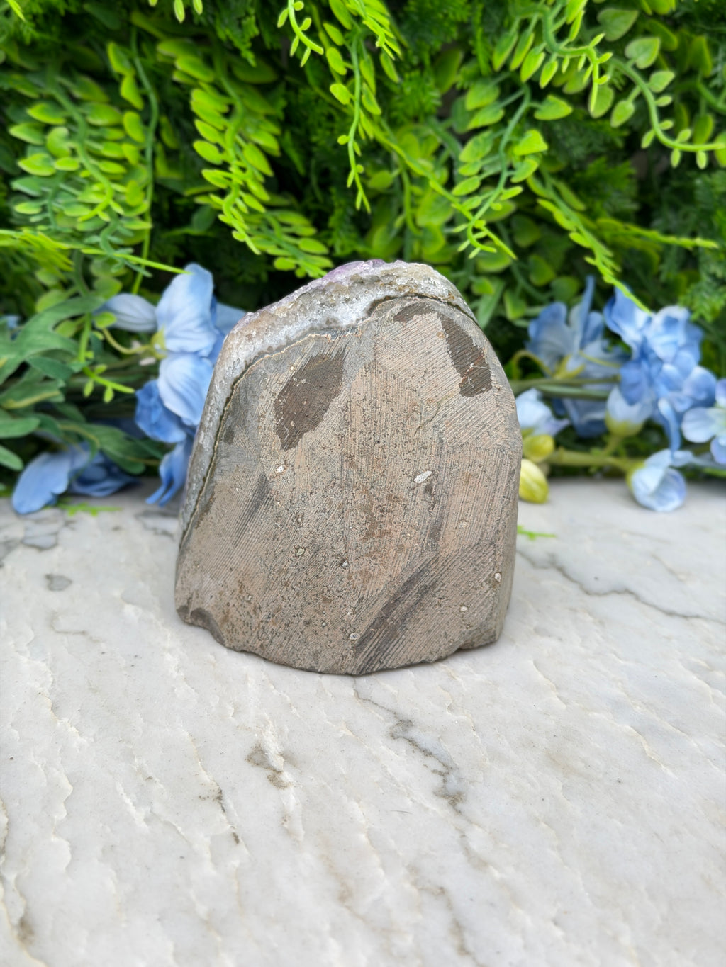 Amethist (Uruguay) cluster cut base (576 gr/9 cm)
