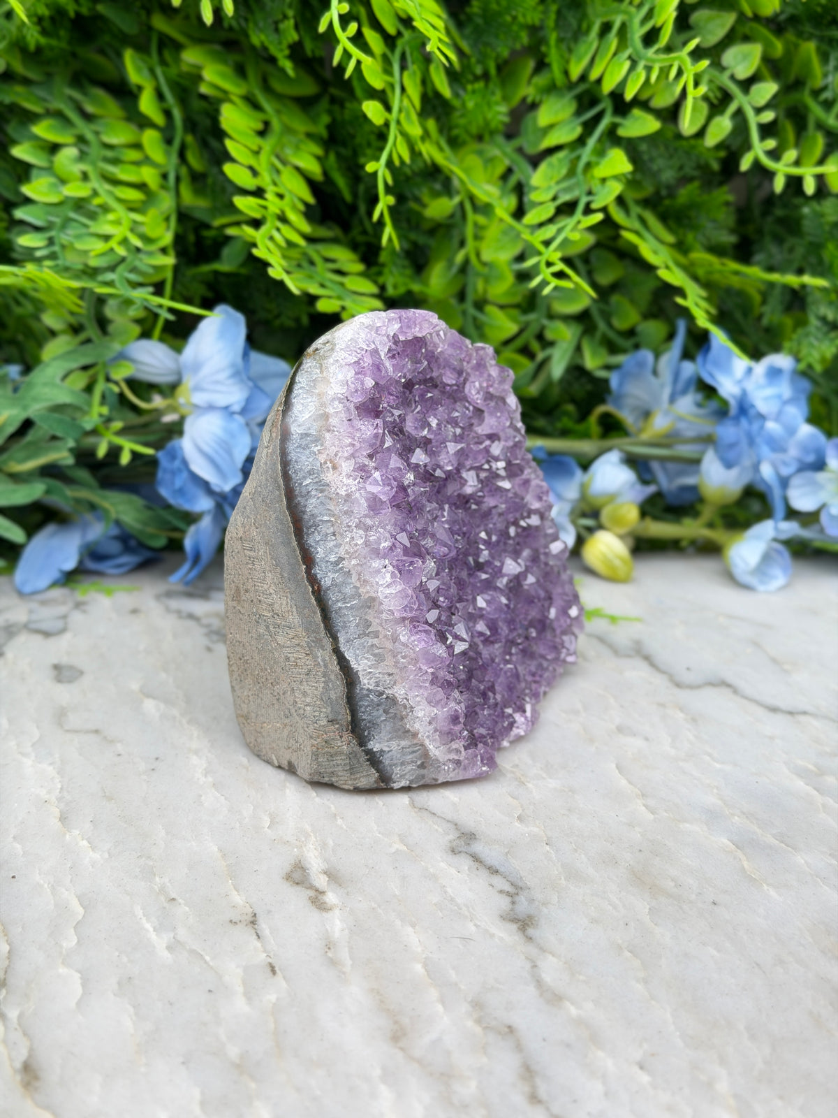 Amethist (Uruguay) cluster cut base (576 gr/9 cm)