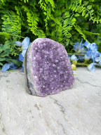 Amethist (Uruguay) cluster cut base (576 gr/9 cm)