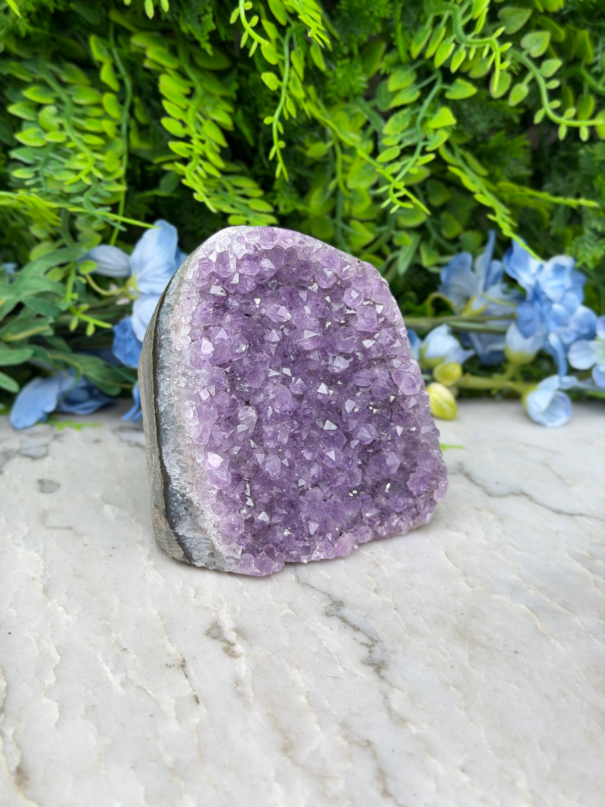 Amethist (Uruguay) cluster cut base (576 gr/9 cm)