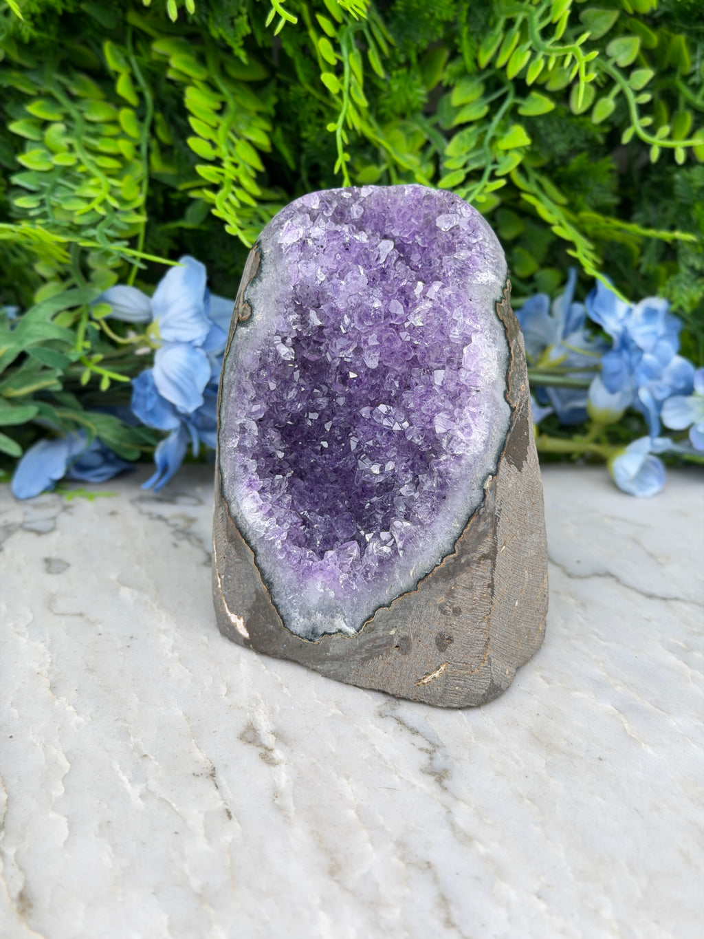 Amethist (Uruguay) cluster cut base (720 gr/11 cm)