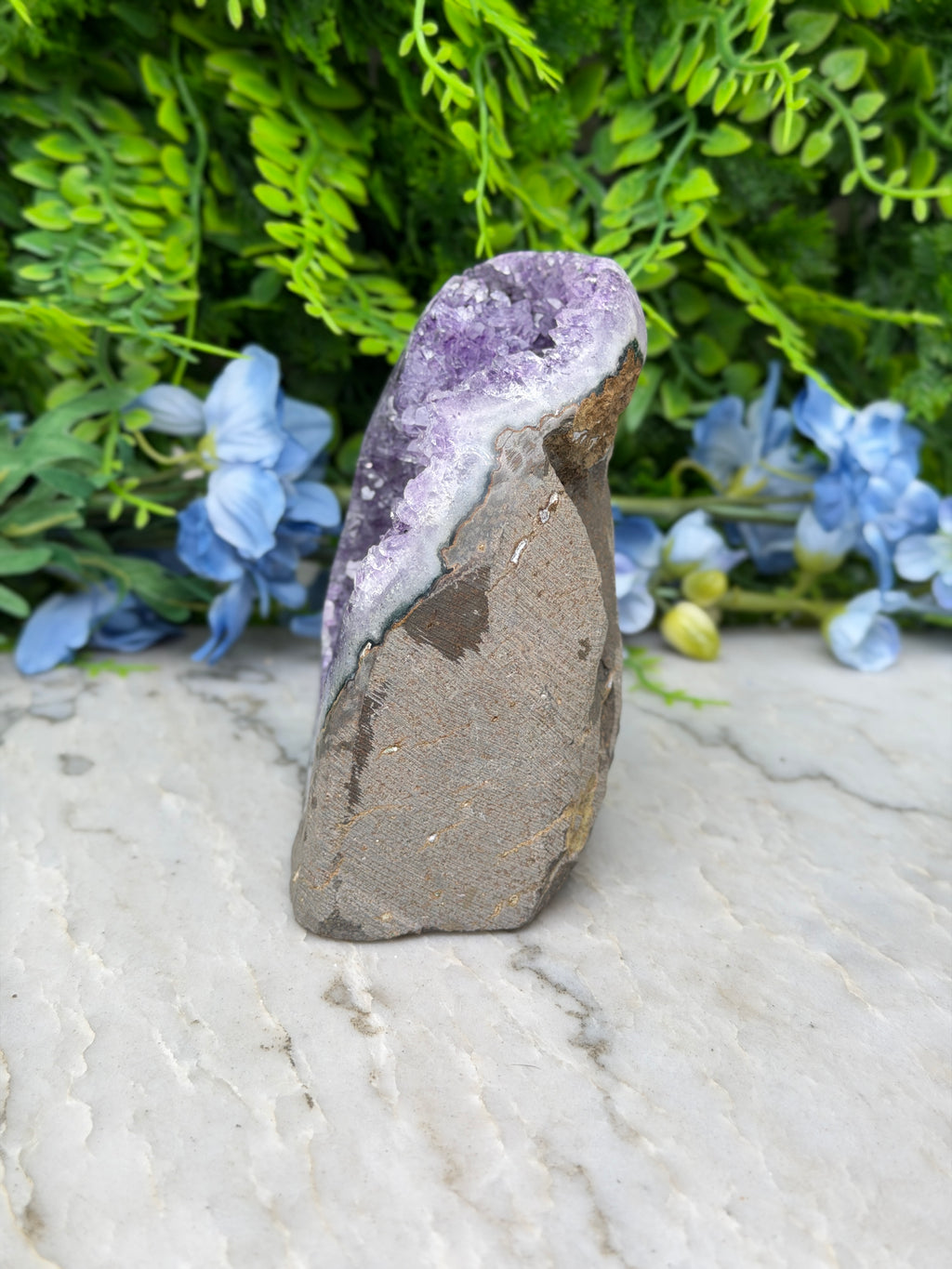 Amethist (Uruguay) cluster cut base (720 gr/11 cm)