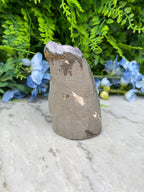 Amethist (Uruguay) cluster cut base (720 gr/11 cm)