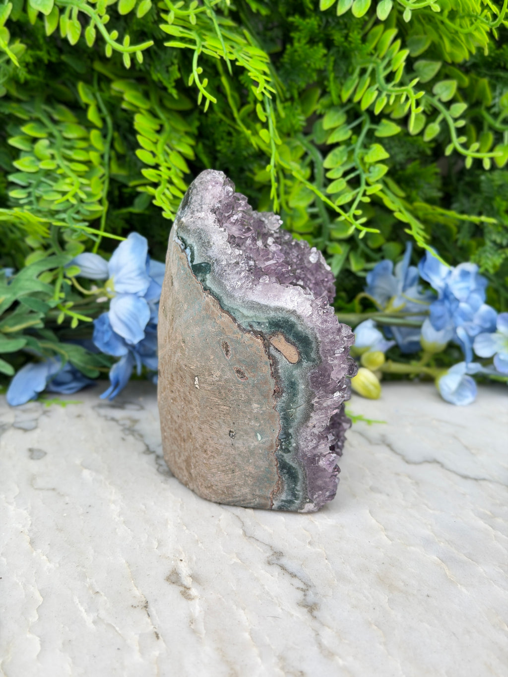 Amethist (Uruguay) cluster cut base (684 gr/11 cm)