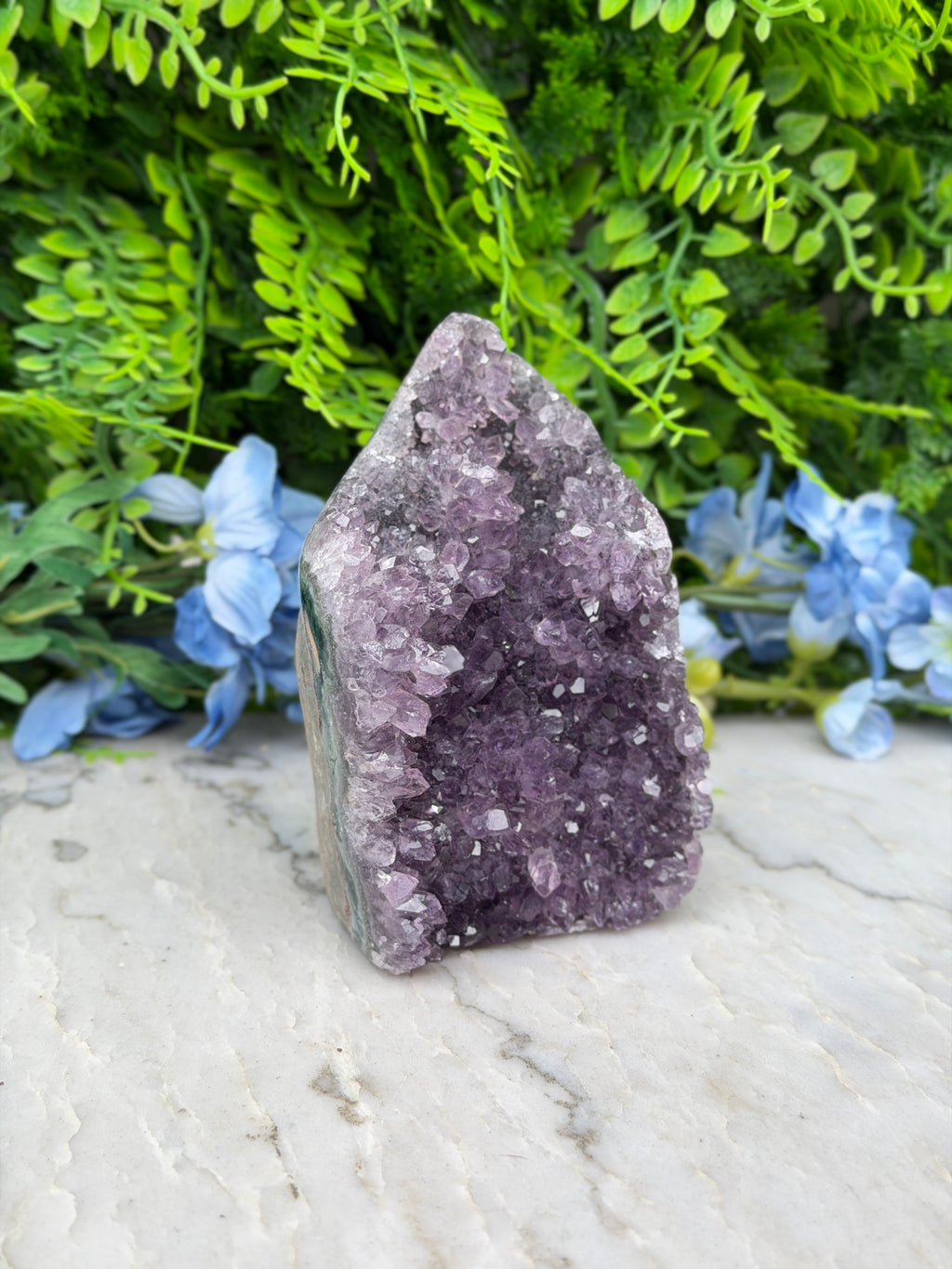 Amethist (Uruguay) cluster cut base (684 gr/11 cm)