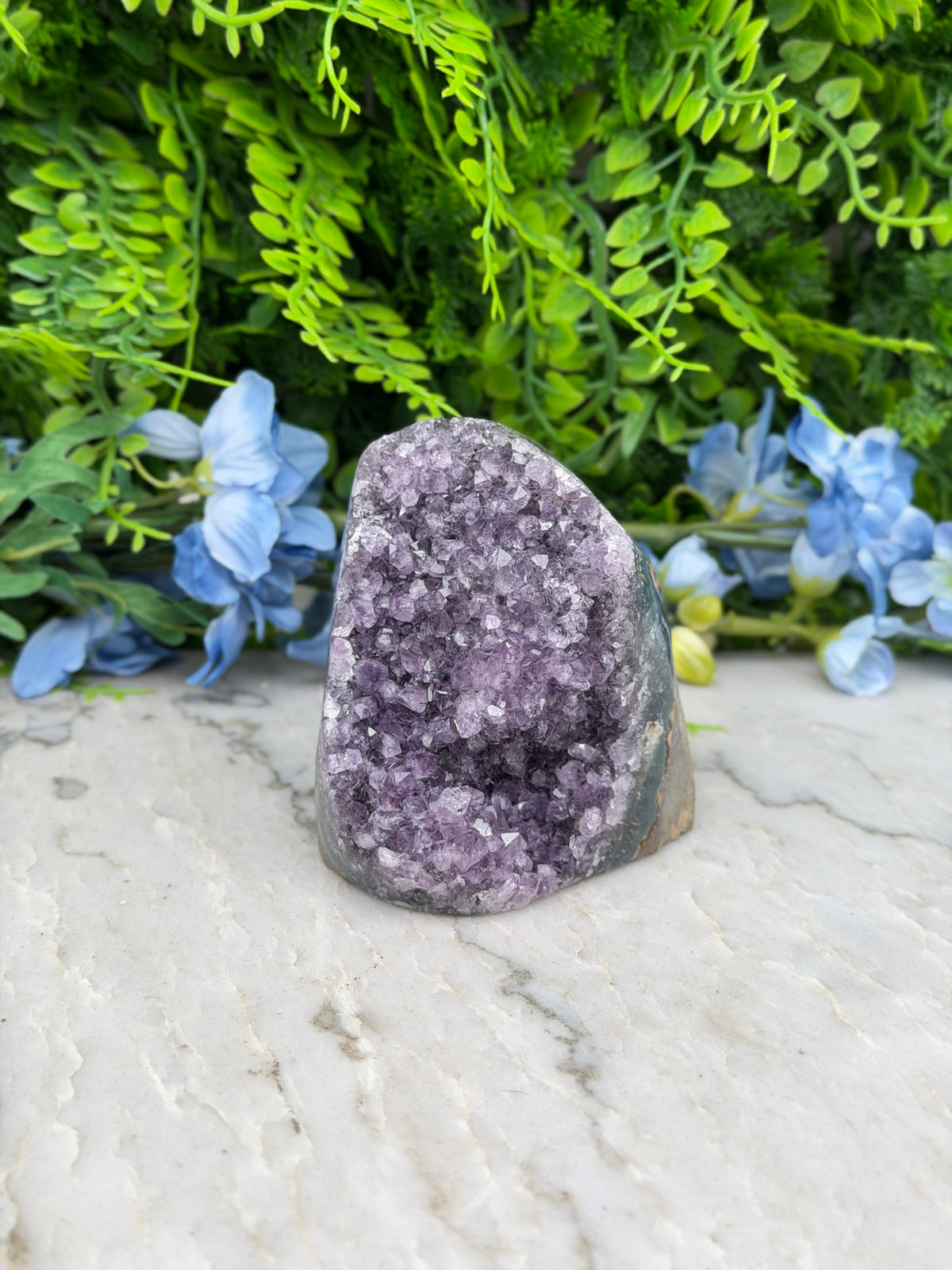 Amethist (Uruguay) cluster cut base (568 gr/8 cm)