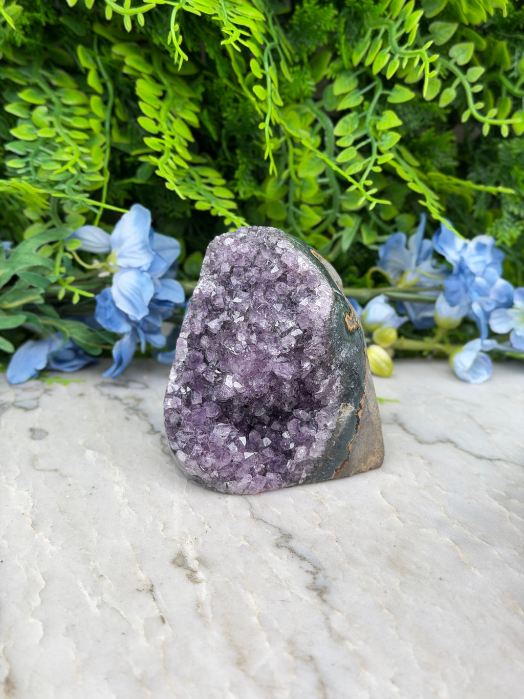 Amethist (Uruguay) cluster cut base (568 gr/8 cm)