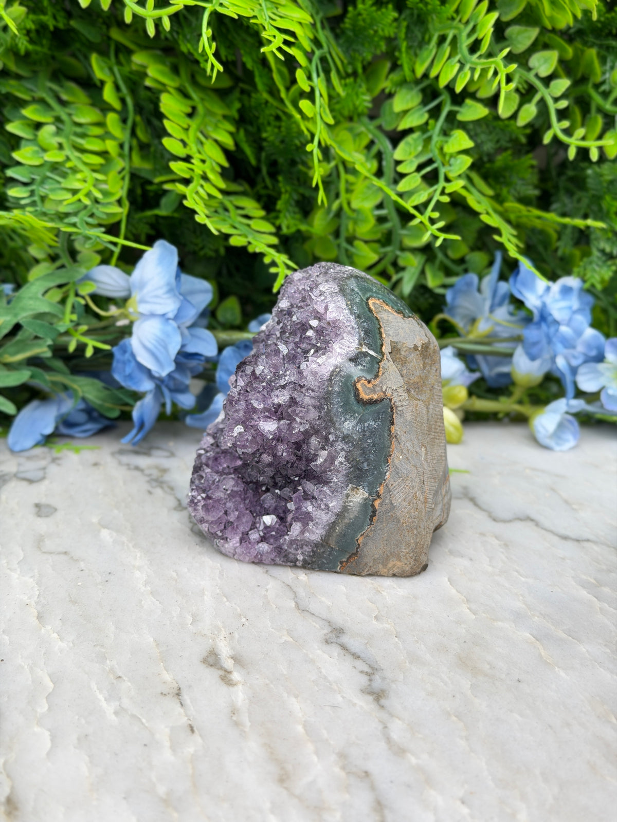 Amethist (Uruguay) cluster cut base (568 gr/8 cm)