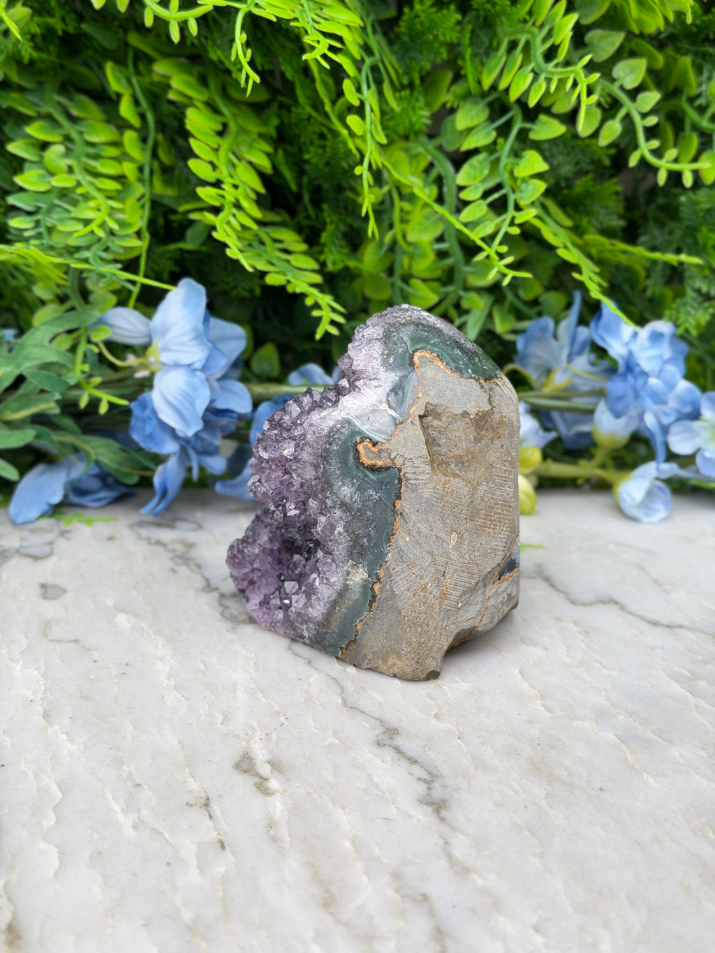 Amethist (Uruguay) cluster cut base (568 gr/8 cm)