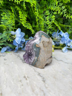 Amethist (Uruguay) cluster cut base (568 gr/8 cm)