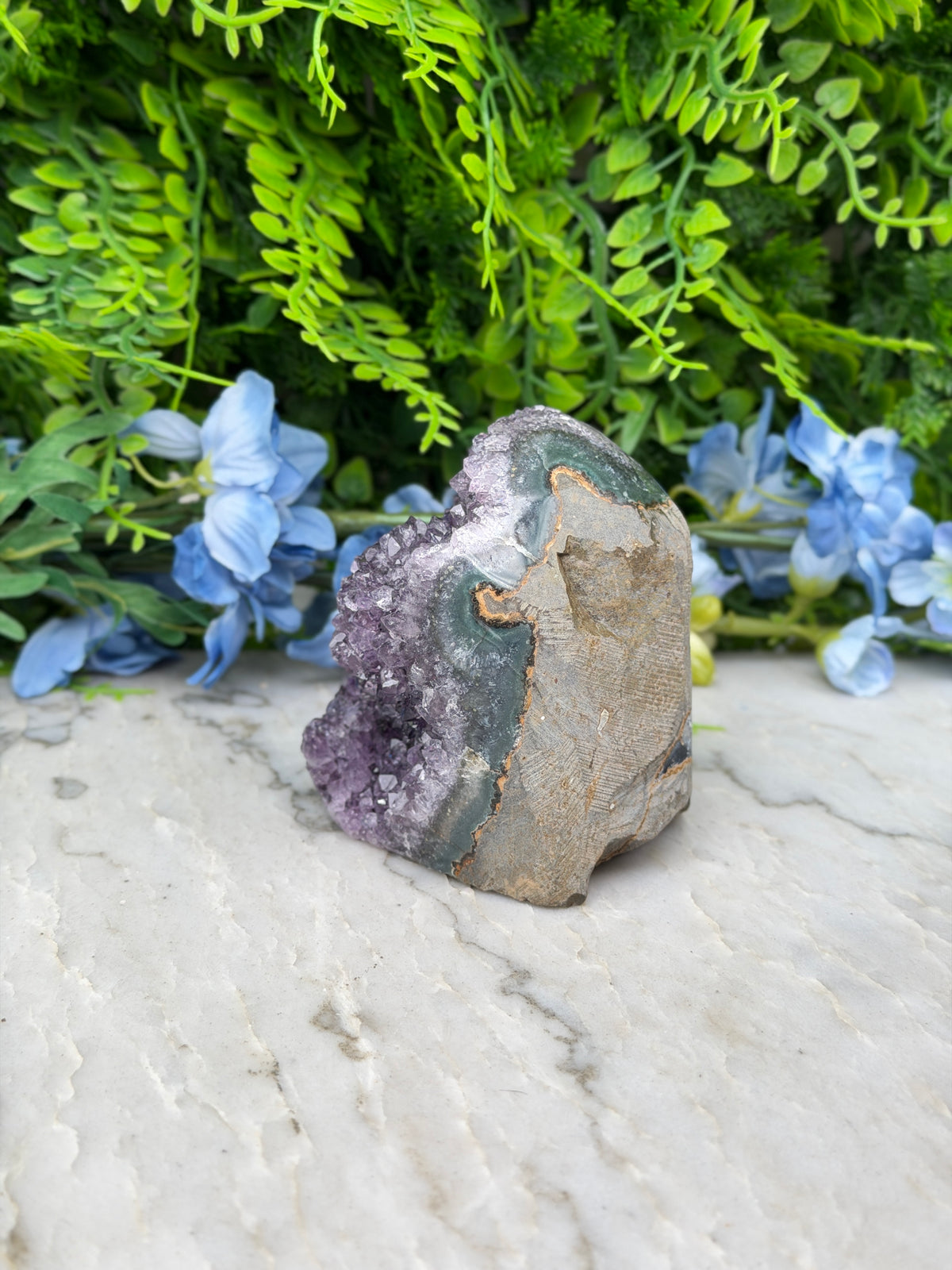 Amethist (Uruguay) cluster cut base (568 gr/8 cm)