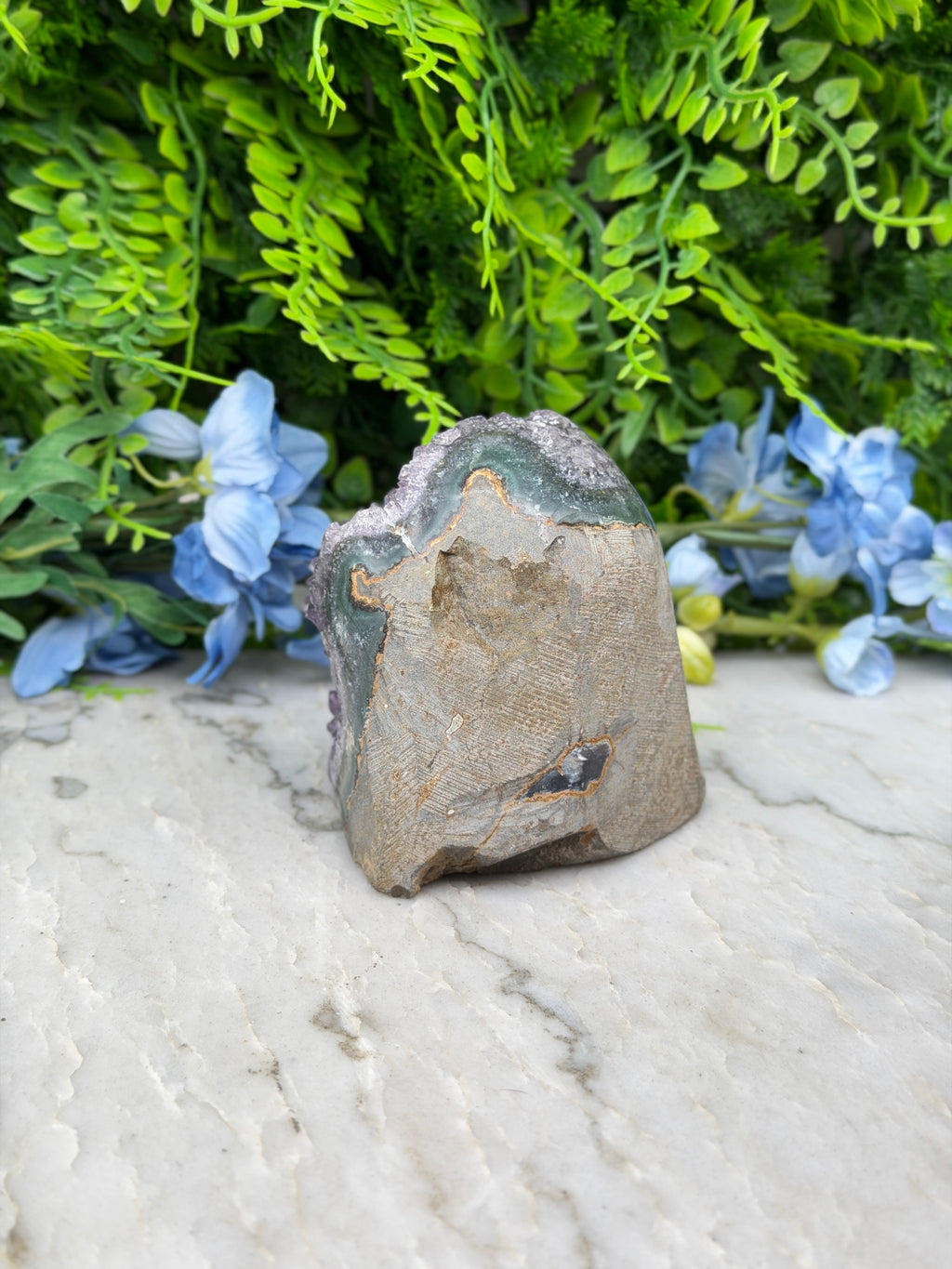Amethist (Uruguay) cluster cut base (568 gr/8 cm)