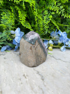 Amethist (Uruguay) cluster cut base (568 gr/8 cm)