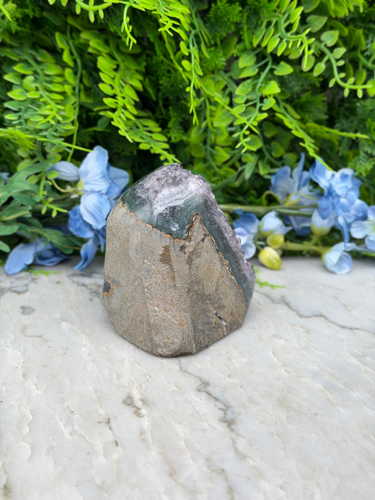 Amethist (Uruguay) cluster cut base (568 gr/8 cm)