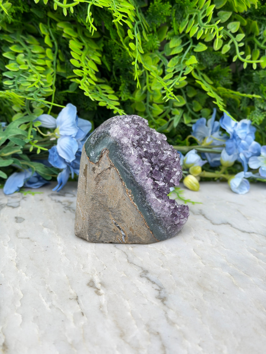 Amethist (Uruguay) cluster cut base (568 gr/8 cm)