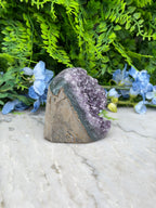 Amethist (Uruguay) cluster cut base (568 gr/8 cm)