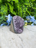 Amethist (Uruguay) cluster cut base (568 gr/8 cm)