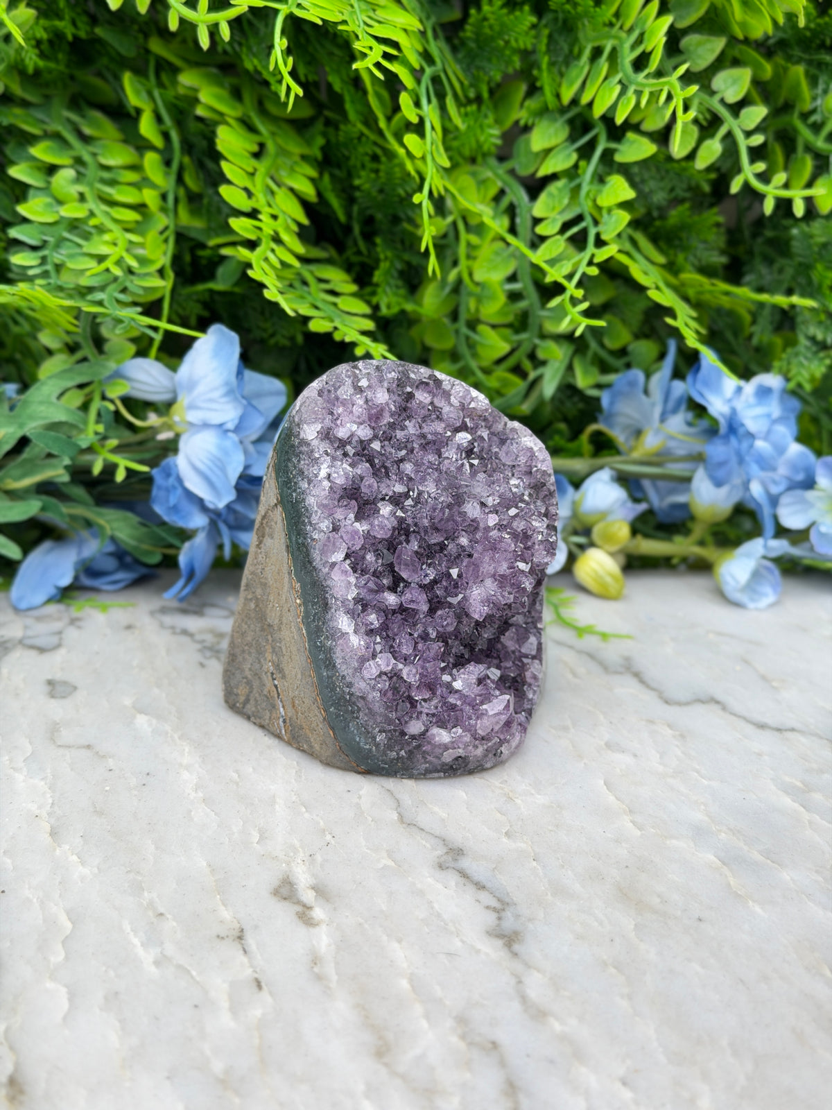Amethist (Uruguay) cluster cut base (568 gr/8 cm)