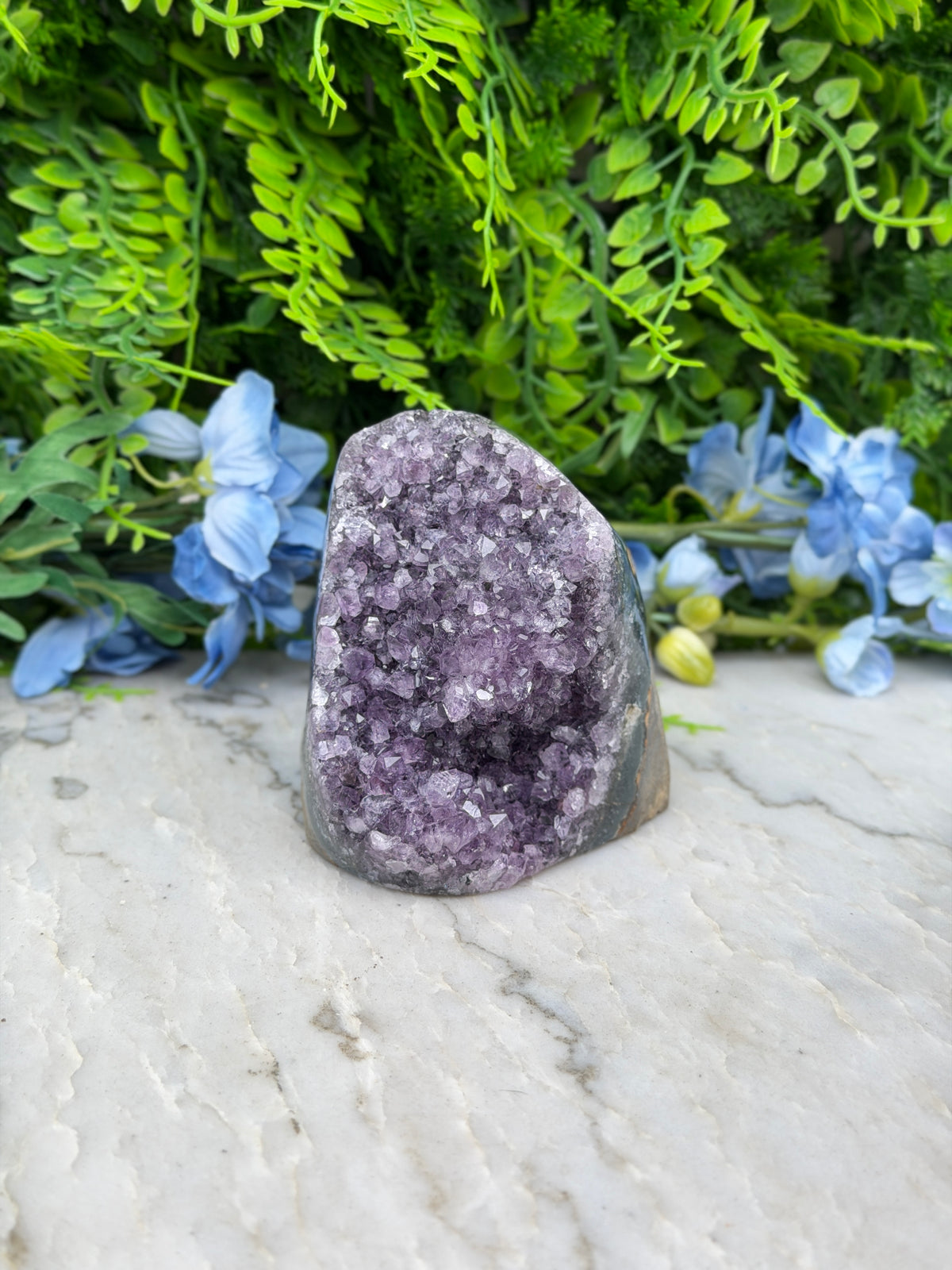 Amethist (Uruguay) cluster cut base (568 gr/8 cm)