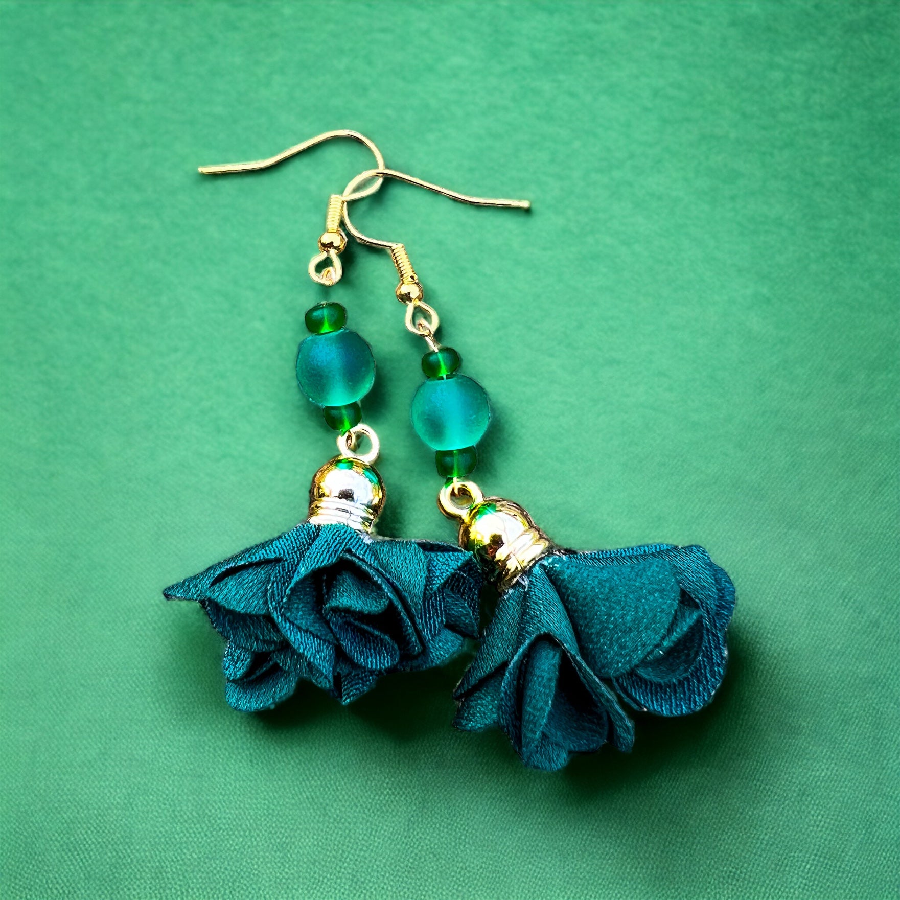 Grün-goldene Blumen-Ohrringe von KEY LIME STORE