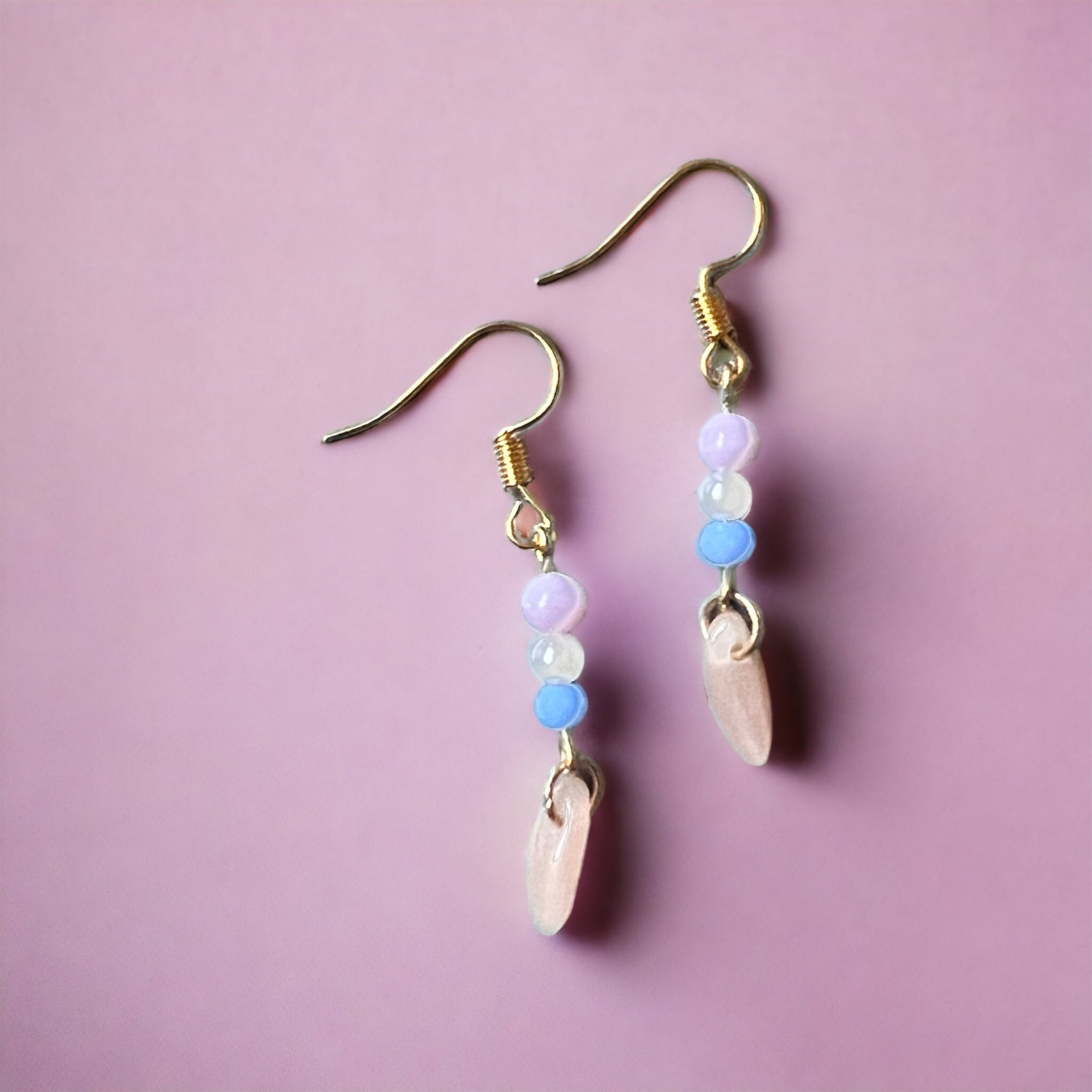 Pastellfarbene Perlen-Ohrringe in Gold