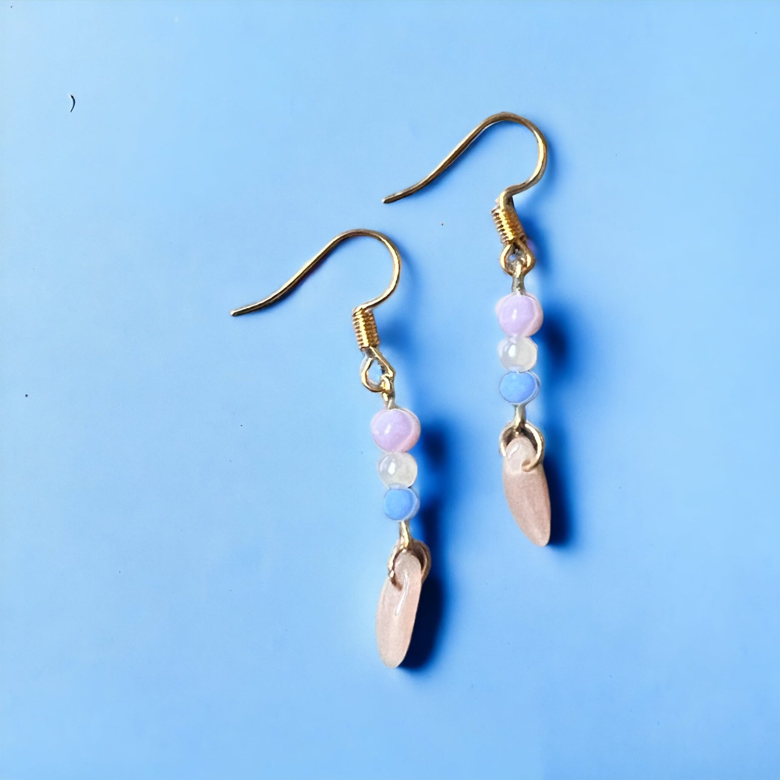 Pastellfarbene Perlen-Ohrringe in Gold