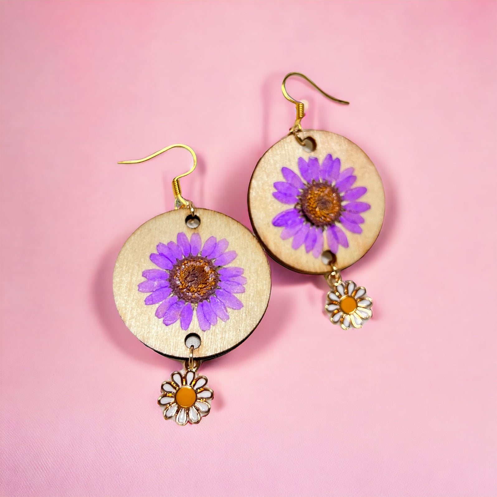 Boucles d'oreilles en or avec pendentifs en fleurs séchées violettes et marguerites