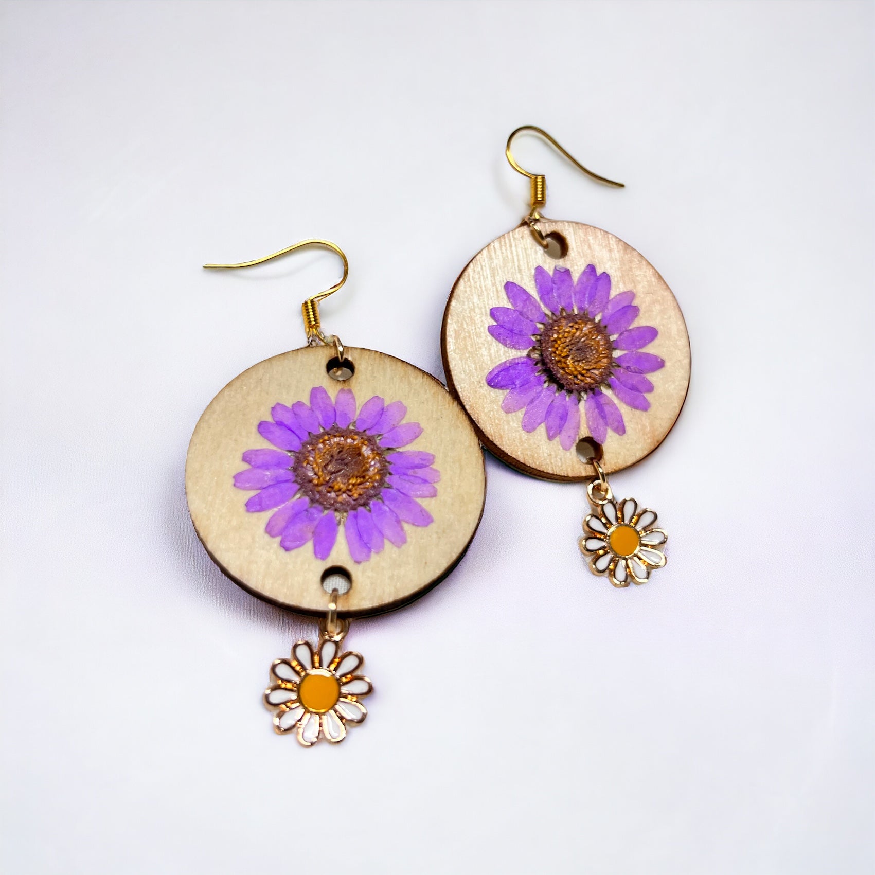 Boucles d'oreilles en or avec pendentifs en fleurs séchées violettes et marguerites