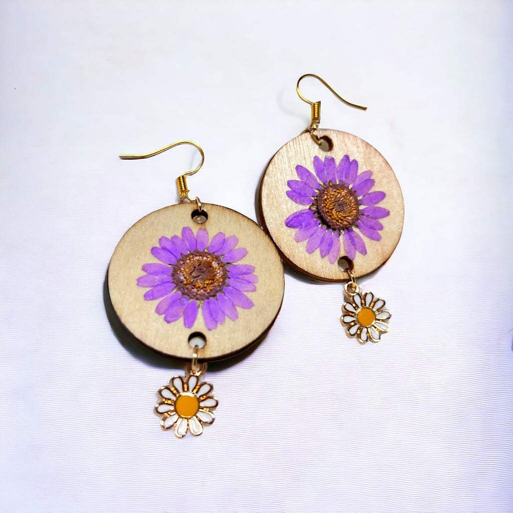 Ohrringe mit Anhängern in Form von violetten Trockenblumen und Gänseblümchen in Gold von KEY LIME STORE