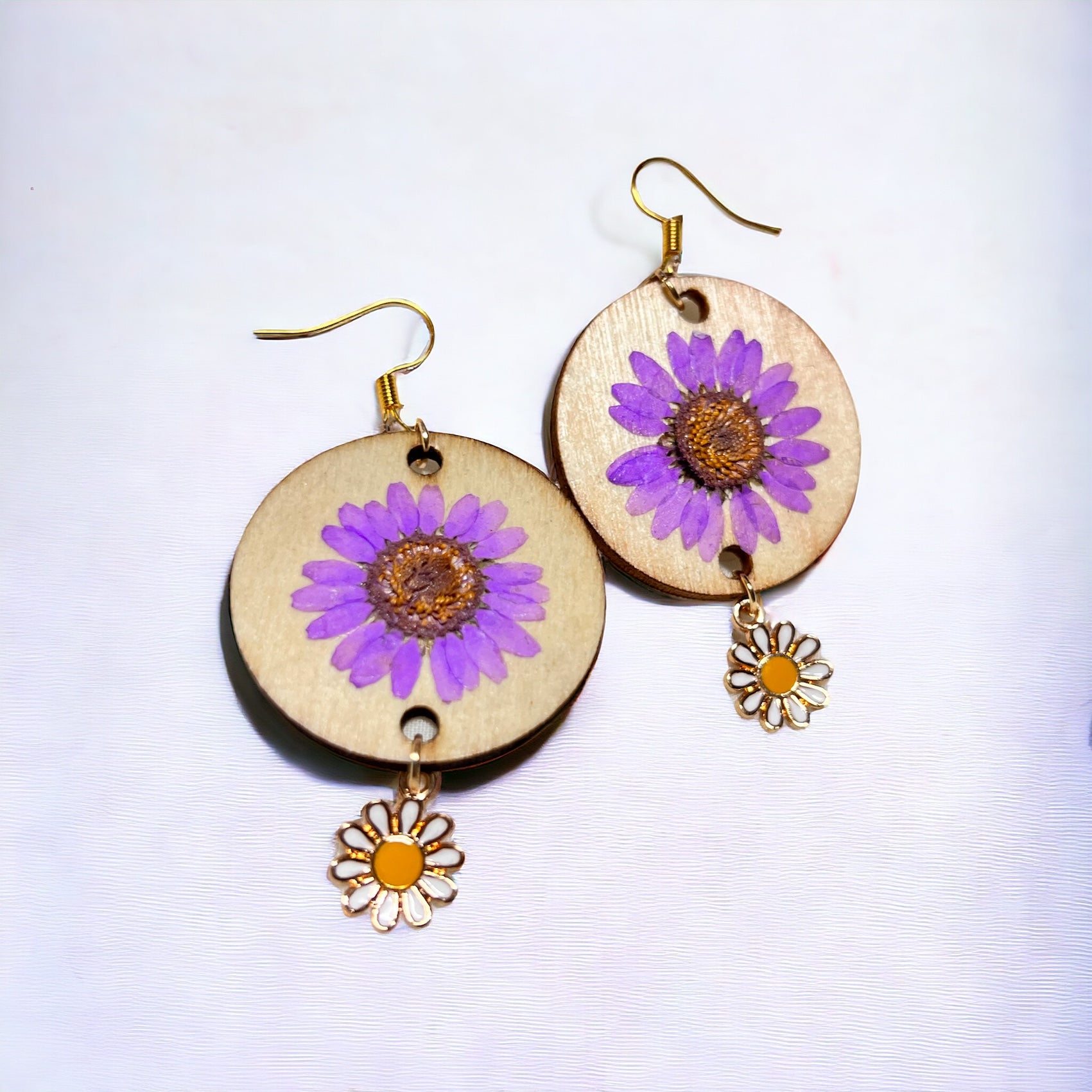 Ohrringe mit Anhängern in Form von violetten Trockenblumen und Gänseblümchen in Gold von KEY LIME STORE