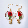 Rote Trockenblumen und goldene Blumen-Ohrhänger von KEY LIME STORE