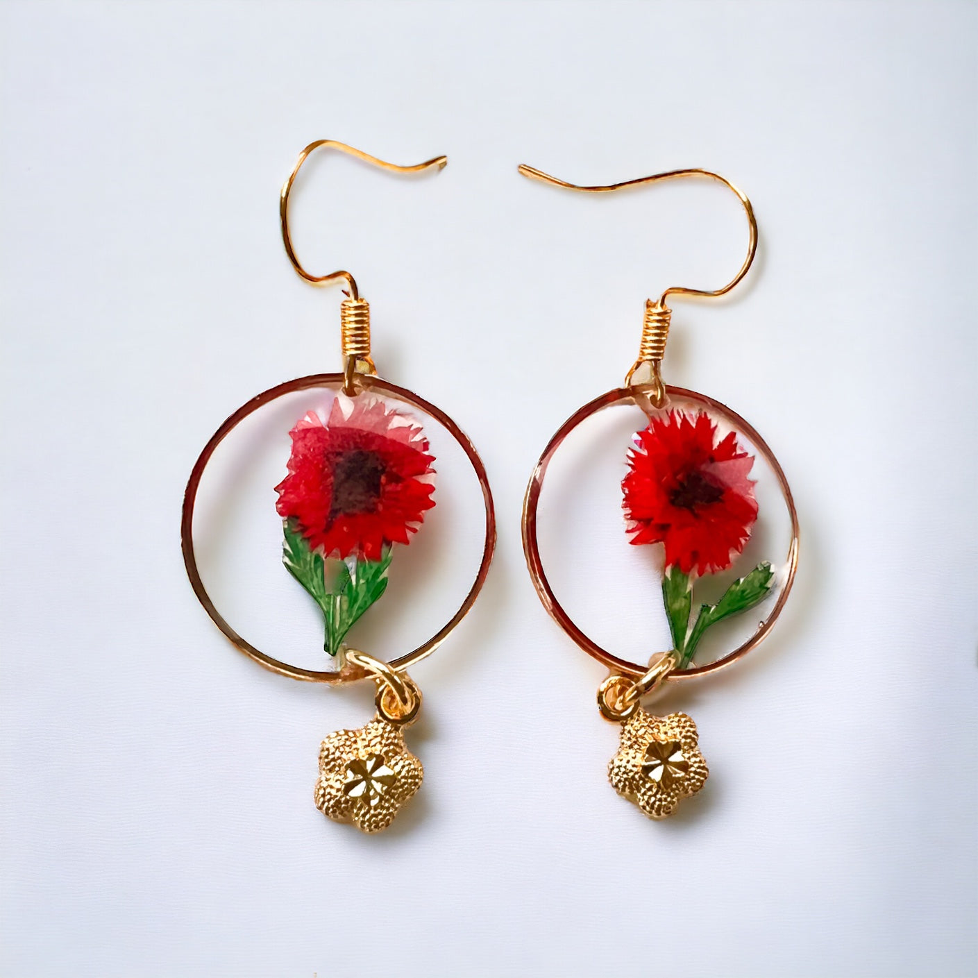 Ohrringe mit roten Trockenblumen und goldenem Blumenanhänger