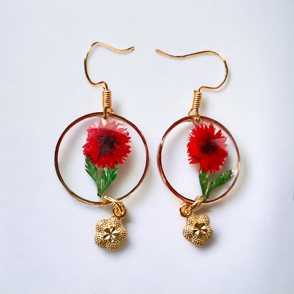 Rode droogbloemen en gouden bloem hanger oorbellen
