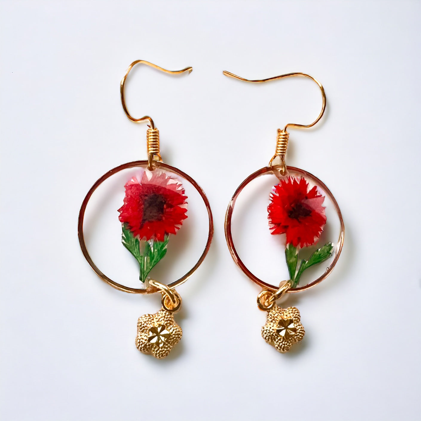 Rode droogbloemen en gouden bloem hanger oorbellen