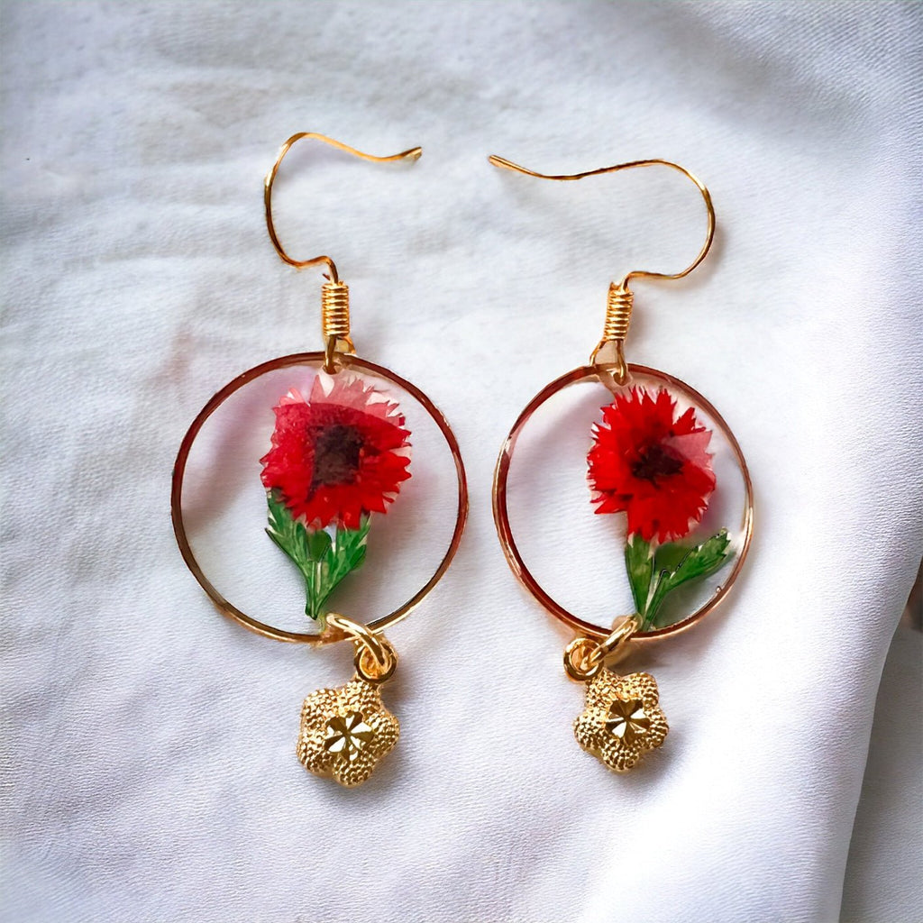 Rote Trockenblumen und goldene Blumen-Ohrhänger von KEY LIME STORE