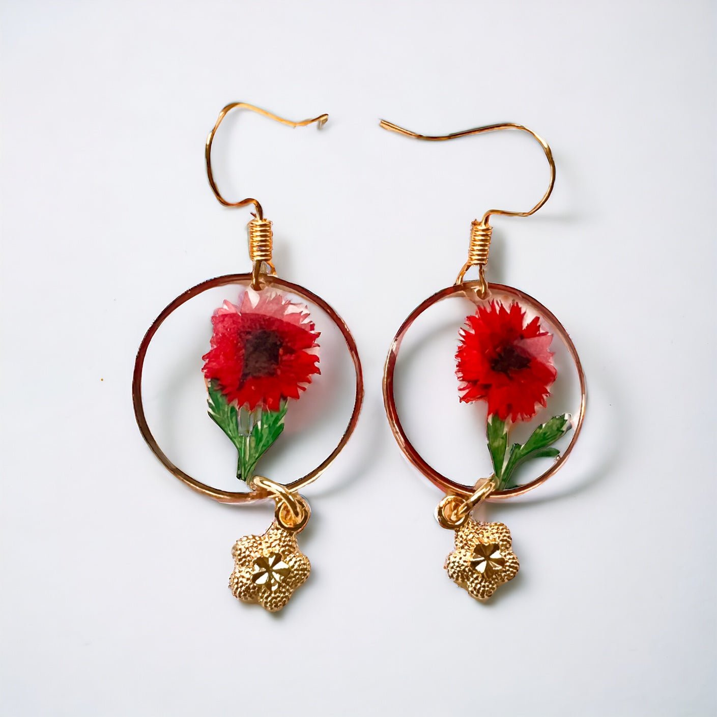 Rote Trockenblumen und goldene Blumen-Ohrhänger von KEY LIME STORE