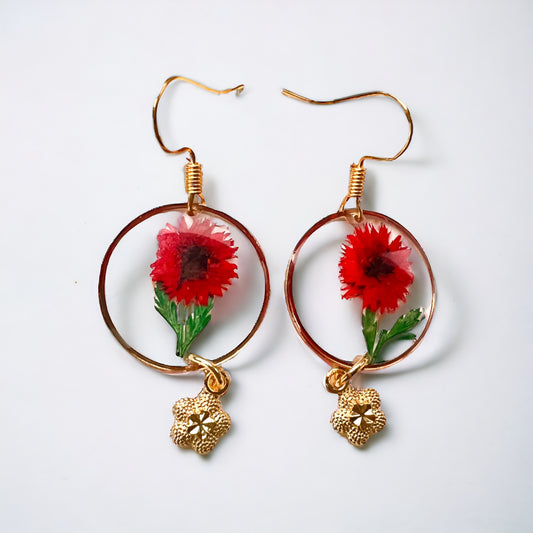 Rode droogbloemen en gouden bloem hanger oorbellen