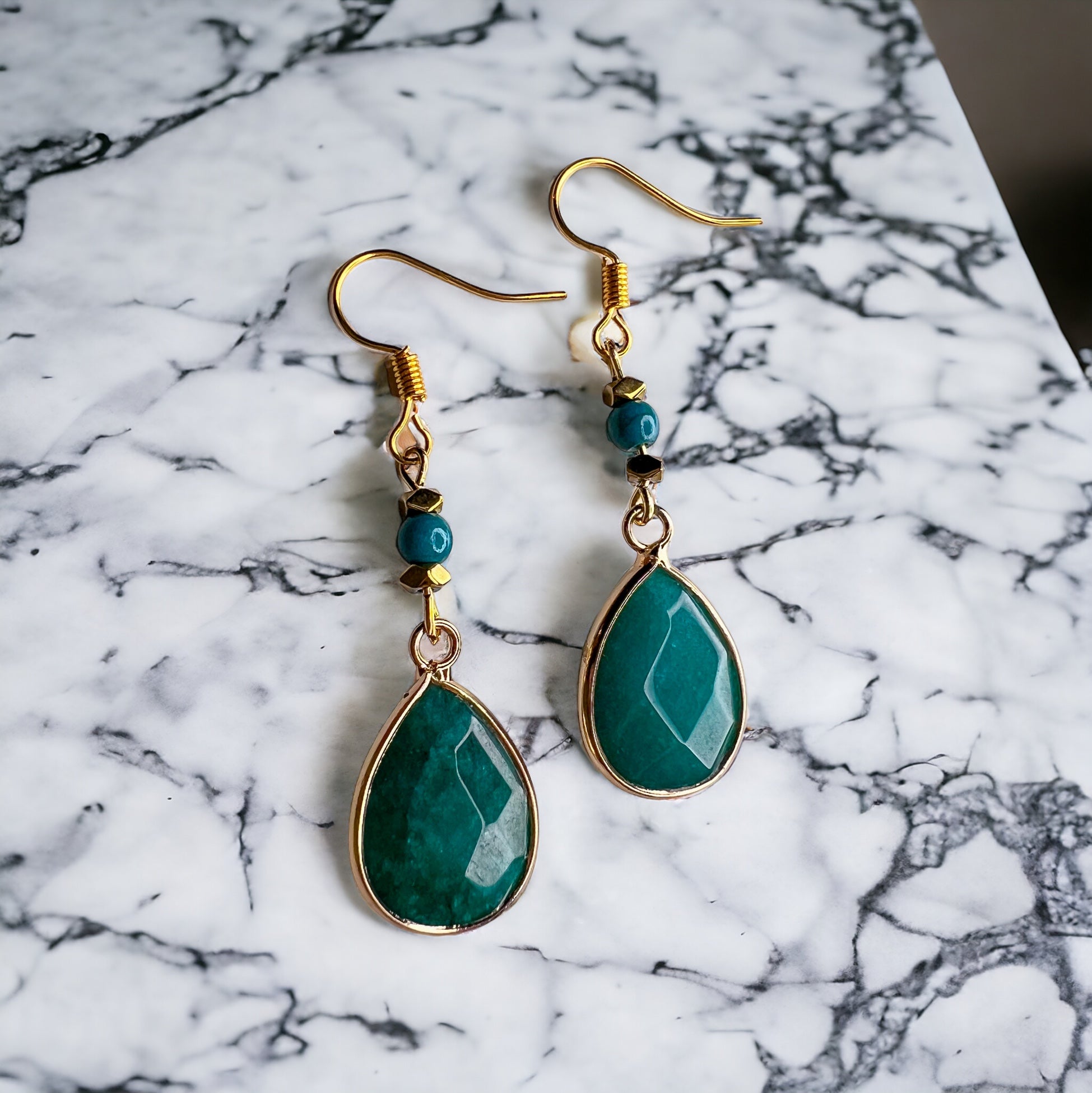 Grün-goldene Ohrringe